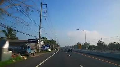 高速路街道行驶的车辆蓝天白云旅行视频的预览图